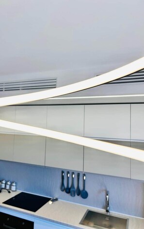 Geladeira, micro-ondas, fogão, cooktop