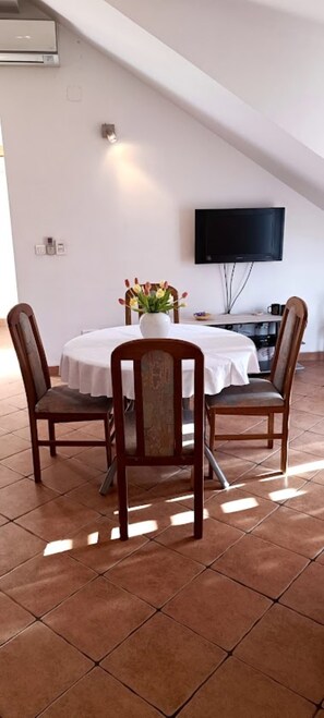 Appartement Standard, balcon, vue mer | Restauration