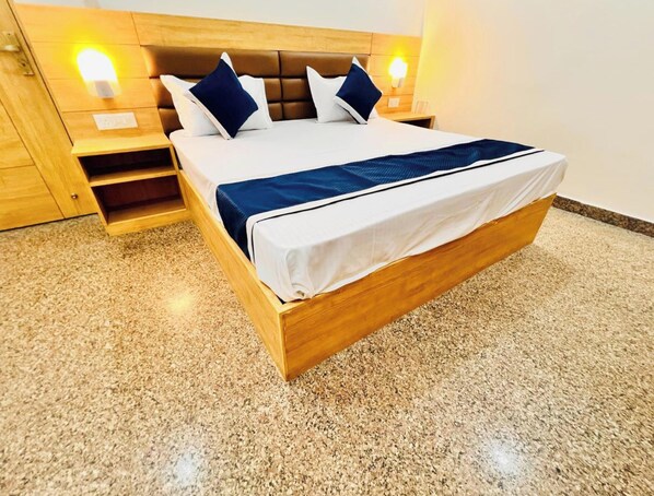 Premium Double Room, Air conditioning | Hypo-allergenic bedding, soundproofing, free WiFi - Hotel Devi R Atithii Bhawan Near Temple (Vrindavan)