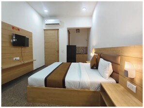 Deluxe Double Room, Air conditioning | Hypo-allergenic bedding, soundproofing, free WiFi - Hotel Devi R Atithii Bhawan Near Temple (Vrindavan)