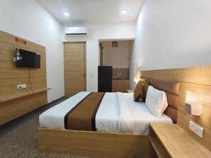 Deluxe Double Room, Air conditioning | Hypo-allergenic bedding, soundproofing, free WiFi - Hotel Devi R Atithii Bhawan Near Temple (Vrindavan)