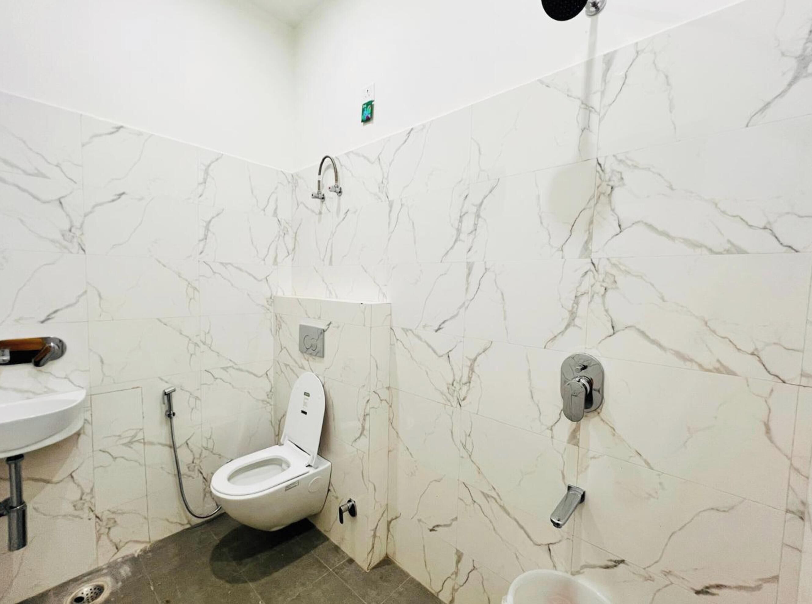 Ducha, cabezal de ducha tipo lluvia, pantuflas, bidet