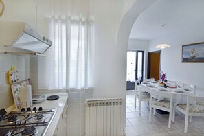 Apartment, 3 Schlafzimmer, Balkon, Gartenblick | Esszimmer