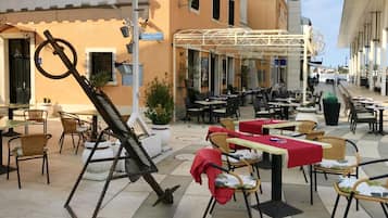 Apartment, 3 Bedrooms, Balcony, Garden View | Dining