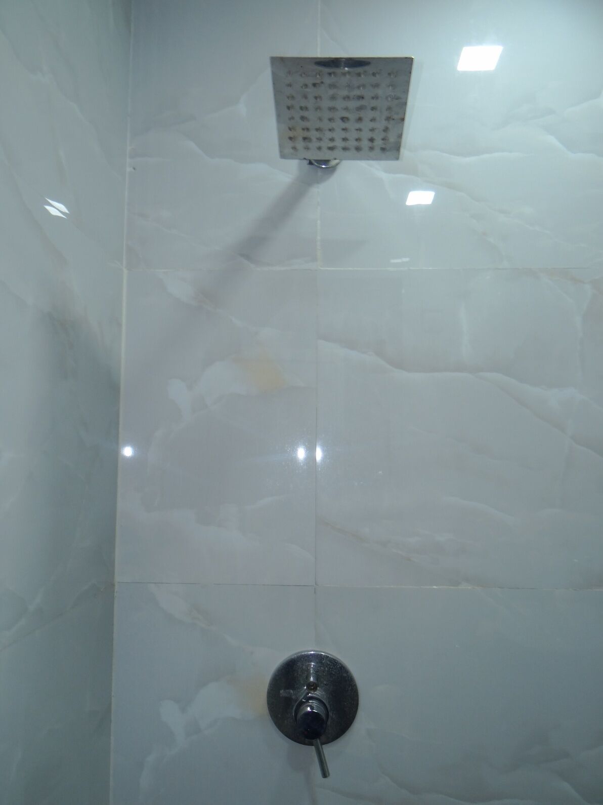 Ducha, artículos de tocador gratuitos, bidet, toallas