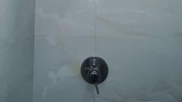 Ducha, artículos de tocador gratuitos, bidet, toallas