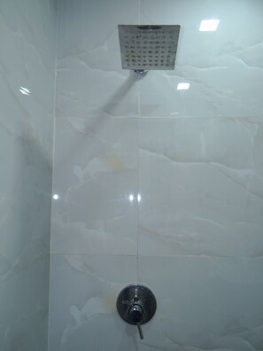 Shower, free toiletries, bidet, towels - Hotel Celebration Home (New Delhi)