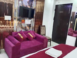 Desk, free WiFi, bed sheets - Hotel Celebration Home (New Delhi)