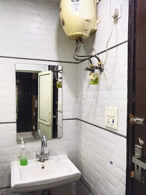 Bathroom - Hotel Celebration home (New Delhi)