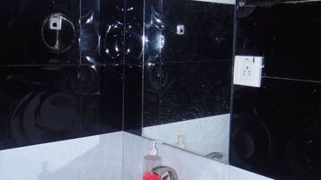 Familiekamer | Badkamer | Een douche, gratis toiletartikelen, een bidet, handdoeken