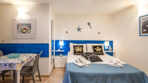 A hotel room with a bed, a table, and a chair. - Elegant Ground-floor Apartment in Porto Cesareo Design Moderno Vicino al Mare (Porto Cesareo)