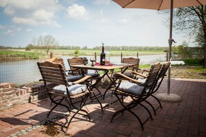 Outdoor dining - Holiday Home at Ferienhof Janssen with Private Terrace, Garden and Wi-Fi (Wangerland)