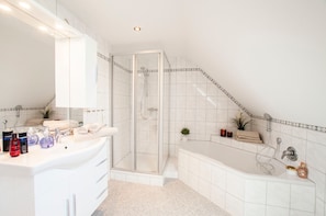 Dusche, Haartrockner, Handtücher