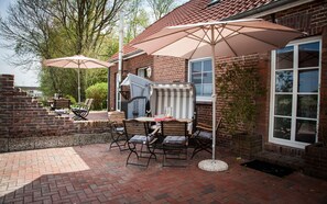 Outdoor dining - Holiday Home at Ferienhof Janssen with Private Terrace, Garden and Wi-Fi (Wangerland)