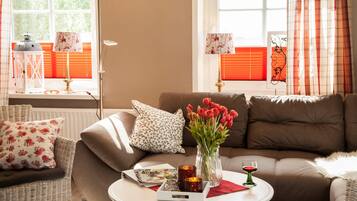 Fernseher, DVD-Player, Tischtennisplatte, Stereoanlage