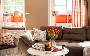 Fernseher, DVD-Player, Tischtennisplatte, Stereoanlage