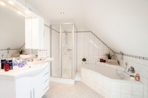 Shower, hair dryer, towels - Holiday Home at Ferienhof Janssen with Private Terrace, Garden and Wi-Fi (Wangerland)