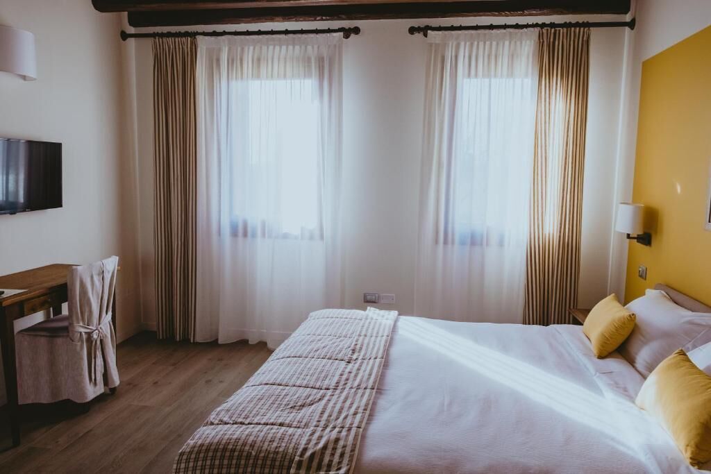 Quarto casal ou duplo clássico, vista para o jardim | Escrivaninha, cortinas blackout, Wi-Fi de cortesia
