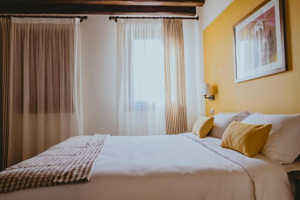 Een bureau, verduisterende gordijnen, gratis wifi, rolstoeltoegang