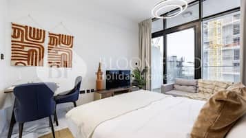 Leilighet, balkong, kanalutsikt | Strykejern/-brett og wi-fi (inkludert)