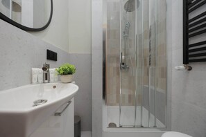 Shower, hair dryer, towels, shampoo - Cozy Studio for Two | Close to Metro | Pet-Friendly (Warszawa)