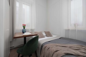 熨斗/熨衣板、旅行婴儿床、WiFi、床单