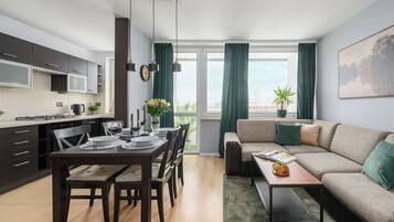 Comfort-lejlighed | Opholdsområde | 40-tommers LCD-tv med digitale kanaler