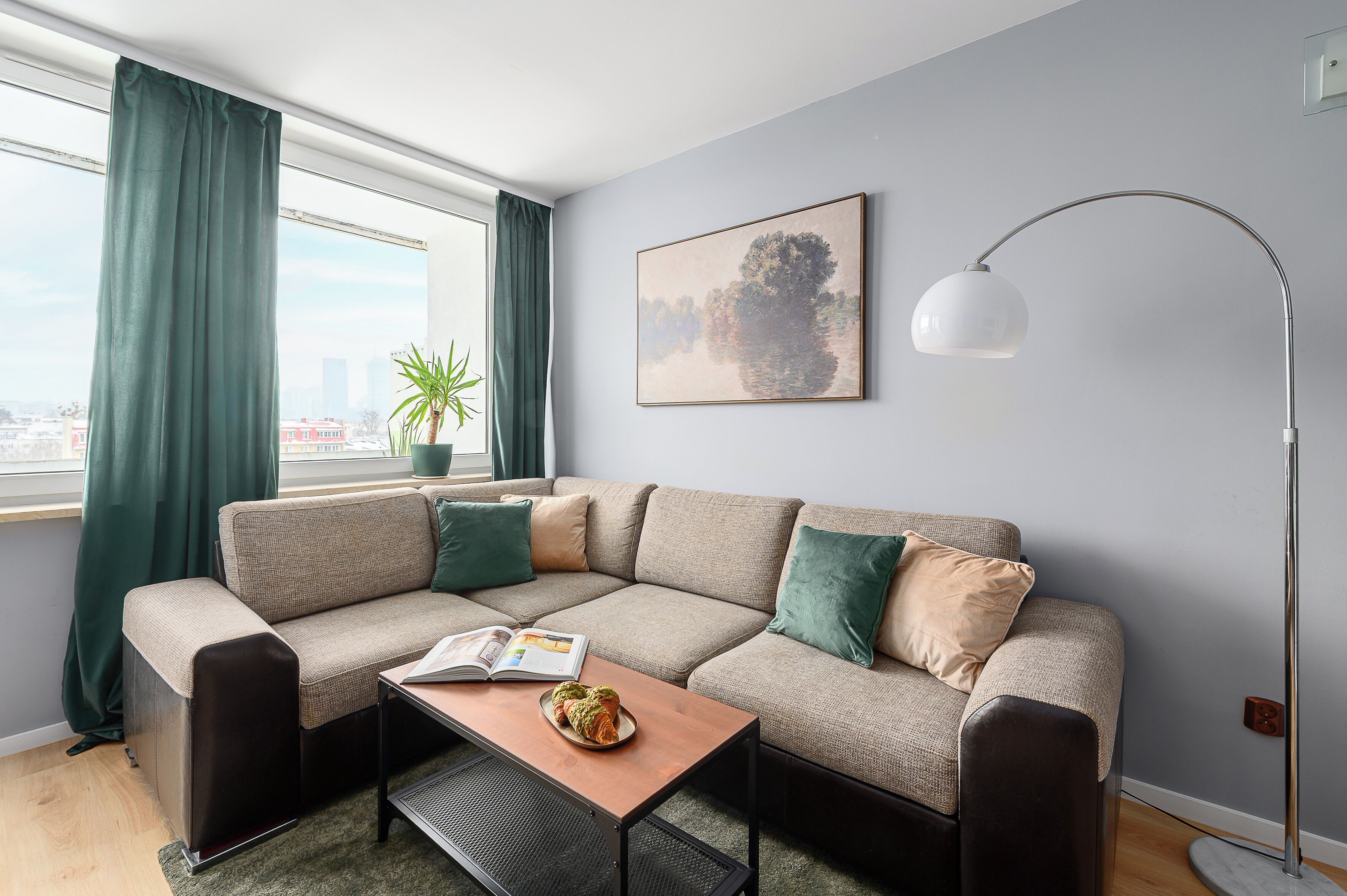 Comfort-lejlighed | Opholdsområde | 40-tommers LCD-tv med digitale kanaler