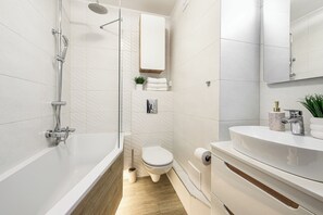 Comfort Apartment | Bathroom - Lumina 3-rooms apartment with parking (Warsaw)