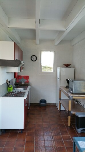 Frigorífic, microones, placa de cuina i rentaplats 