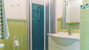 Shower, hair dryer, bidet, towels - Sea walking distance, cozy apartment with garden, pets welcome (Pomonte)