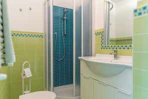 Dusche, Haartrockner, Bidet, Handtücher