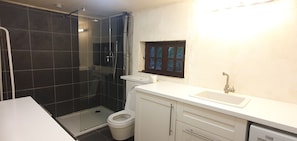 Haartrockner, Handtücher, Toilettenpapier