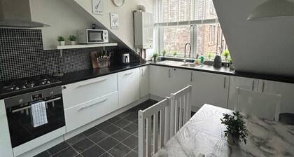 The Bay View Apartment: Calm Gourock Apartment, Close to Waterfront & Transport