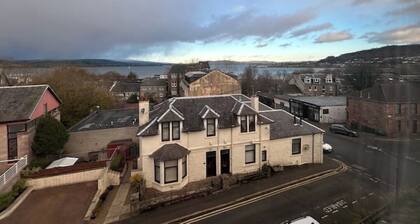 The Bay View Apartment: Calm Gourock Apartment, Close to Waterfront & Transport
