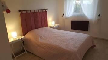 Tabla de planchar con plancha, wifi y ropa de cama