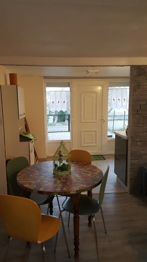 Dining - Gîte "Gîte Du Vignal" with Private Garden and Wi-Fi (Mazeyrat-d'Allier)