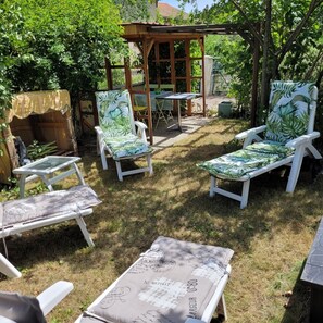 Property grounds - Gîte "Gîte Du Vignal" with Private Garden and Wi-Fi (Mazeyrat-d'Allier)