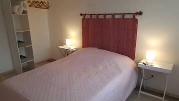 Iron/ironing board, WiFi, bed sheets