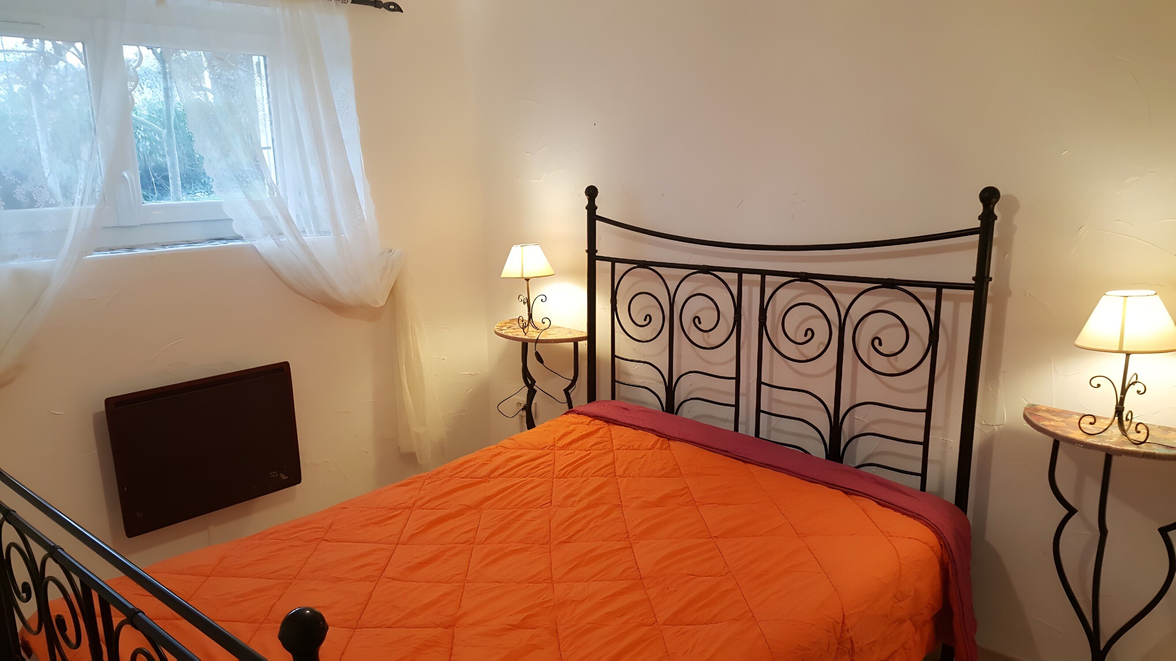 Tabla de planchar con plancha, wifi y ropa de cama 