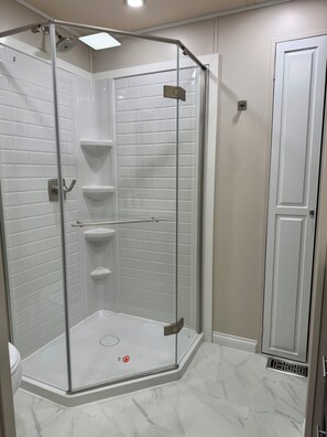 Dusche, Haartrockner, Handtücher, Toilettenpapier