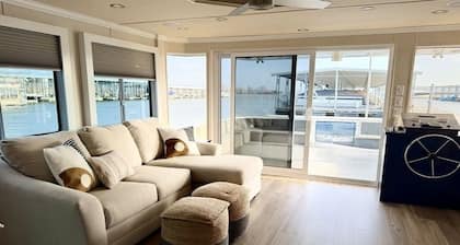 4-bedroom houseboat in historic Old Kuttawa, KY