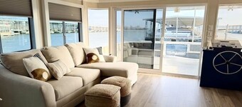 4-bedroom houseboat in historic Old Kuttawa, KY