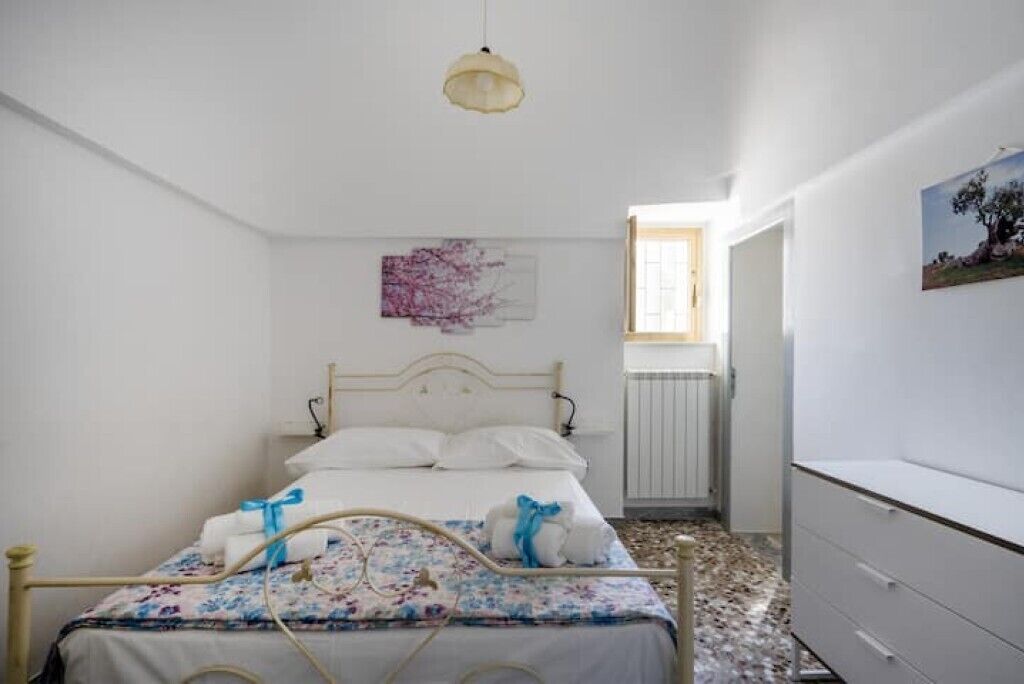 2 bedrooms, iron/ironing board, internet, bed sheets