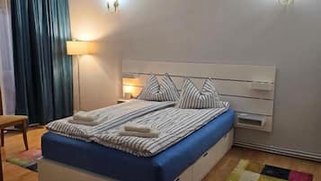 Blackout drapes, free WiFi