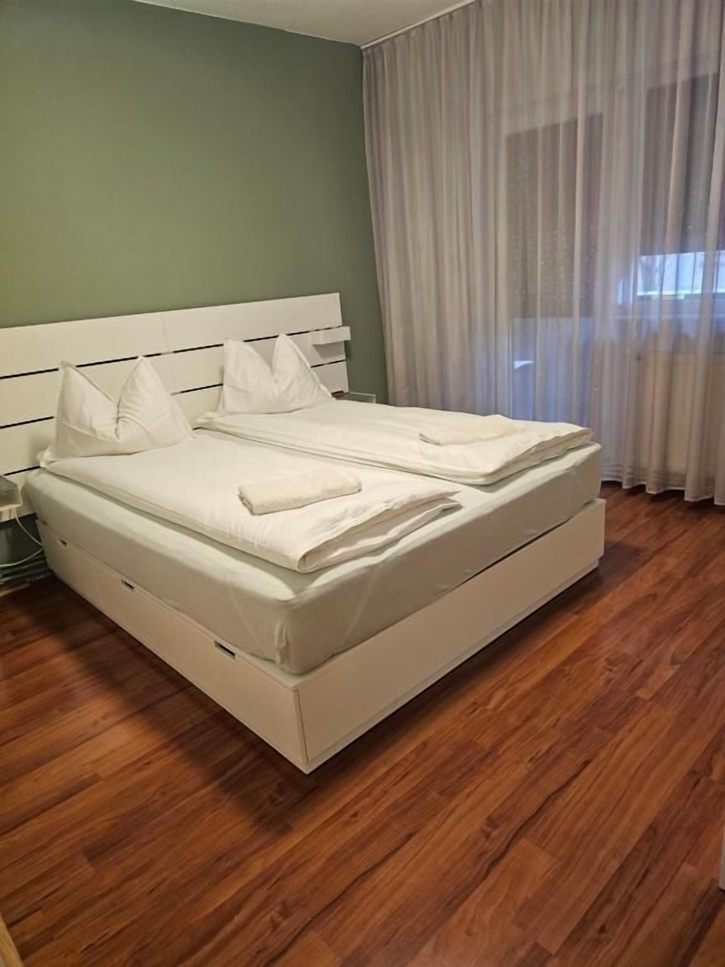 Condo família, sacada | Cortinas blackout, Wi-Fi de cortesia