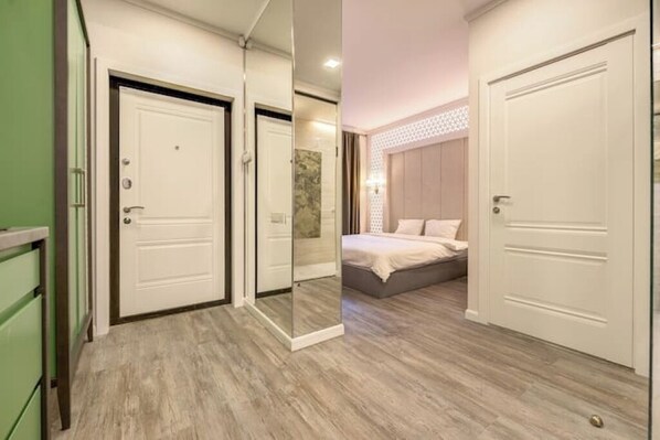 Tabla de planchar con plancha, wifi y ropa de cama