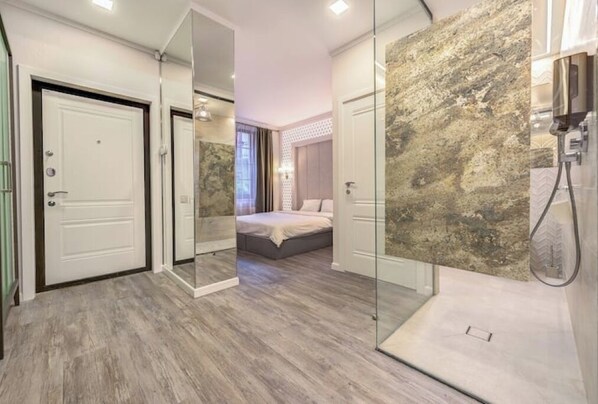 Tabla de planchar con plancha, wifi y ropa de cama 