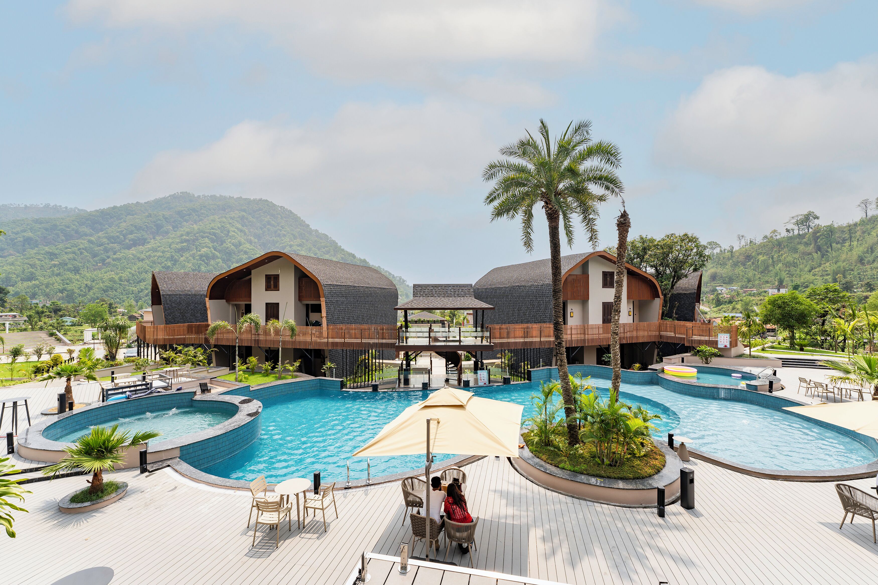 Una piscina al aire libre