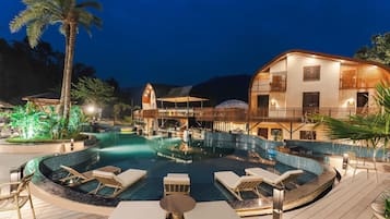 Una piscina al aire libre